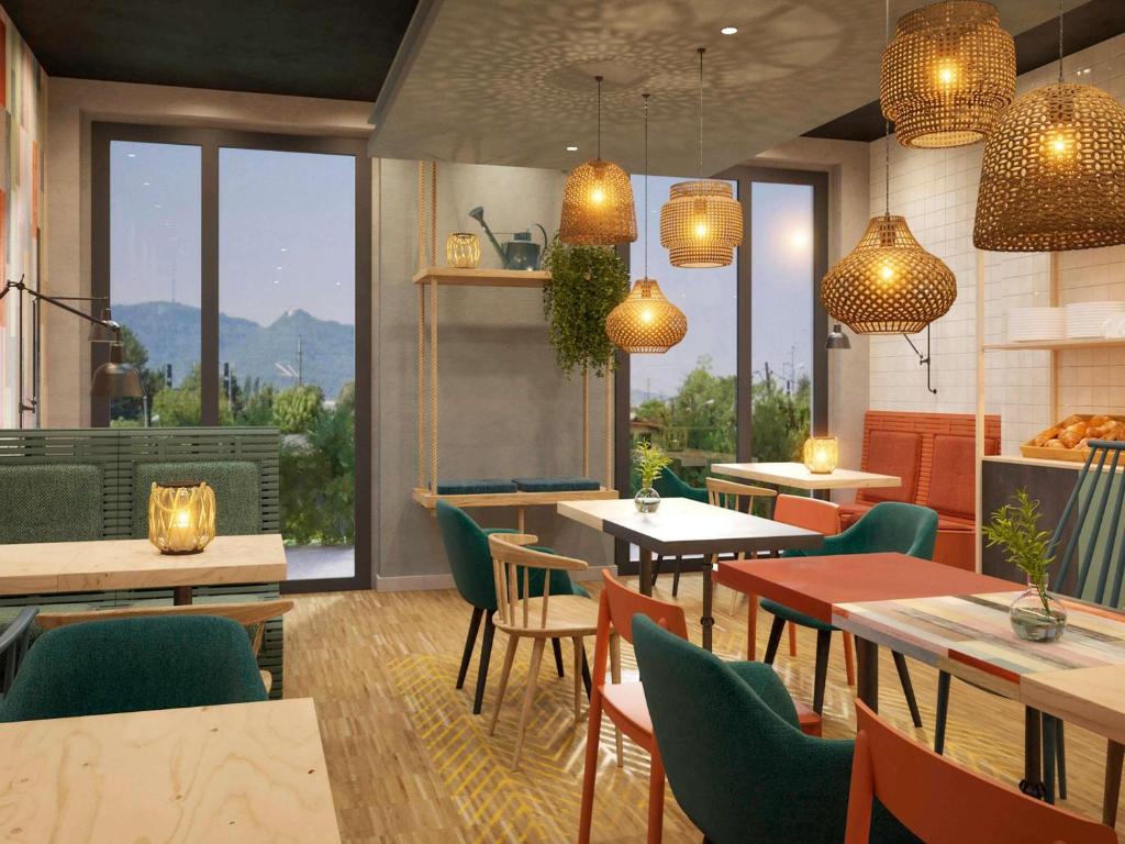 un ristorante con tavoli e sedie e una grande finestra di greet Wien City Nord a Vienna