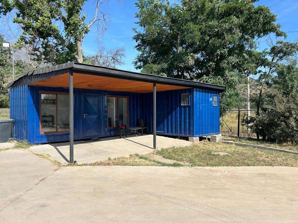 a blue shed with a black roof at Depto Independiente Mostazal in La Punta