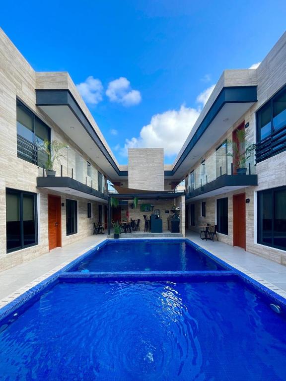カンクンにあるHotel 28 Cancunの建物の前にある大きなスイミングプール