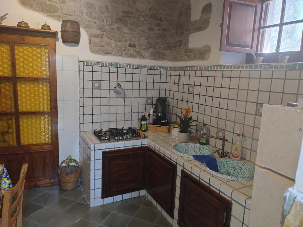 a kitchen with a stove and a counter top at Casa vacanze il ciclope in Erice