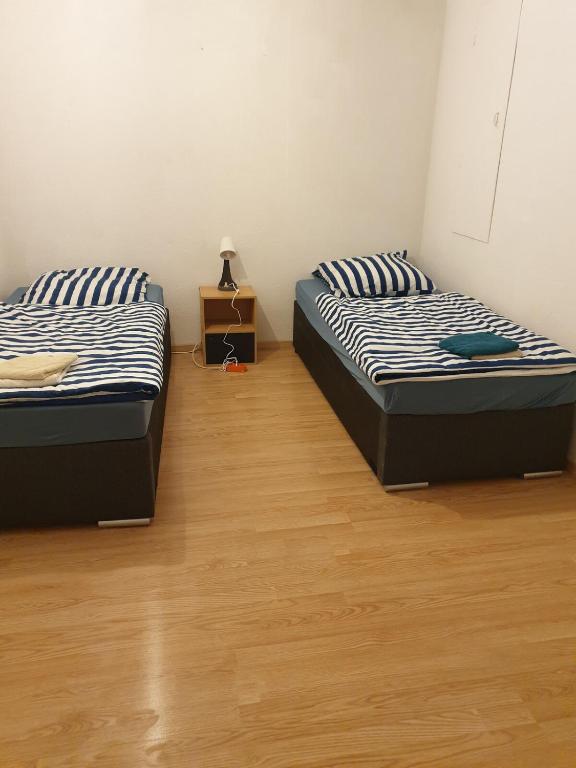 two beds sitting next to each other in a room at Appartement le Sourire in Neumünster
