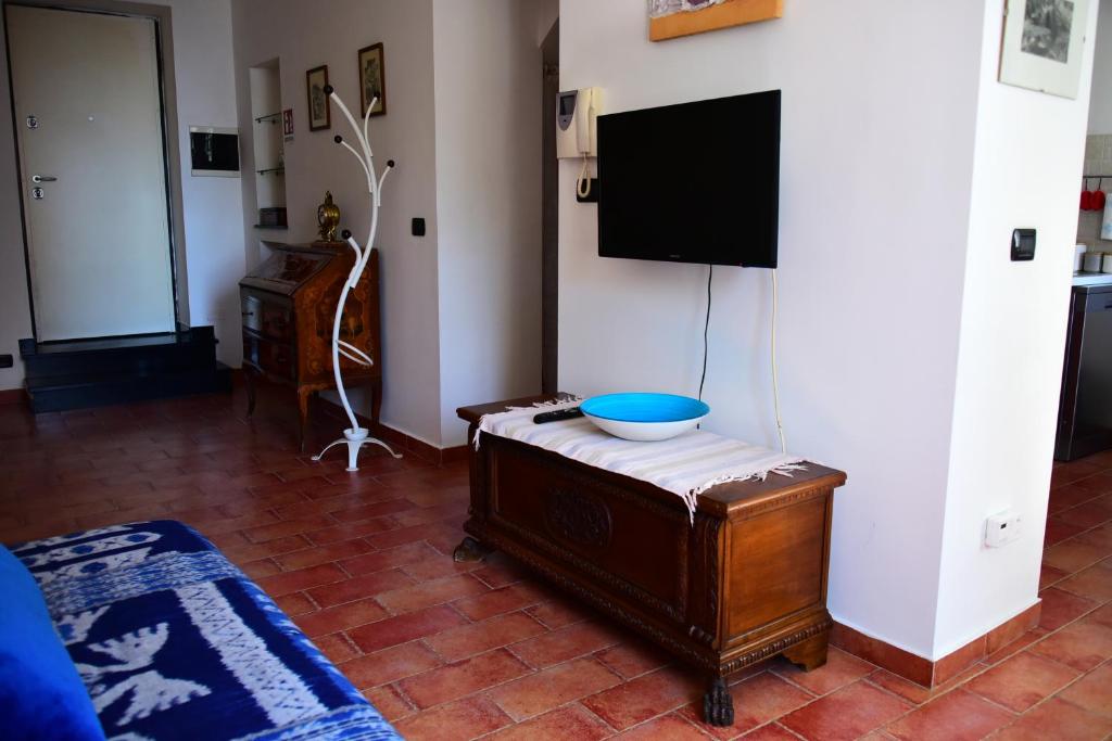 Télévision ou salle de divertissement dans l'établissement La finestra sul mare