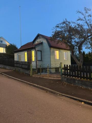 哥德堡Stuga的前面有围栏的小房子