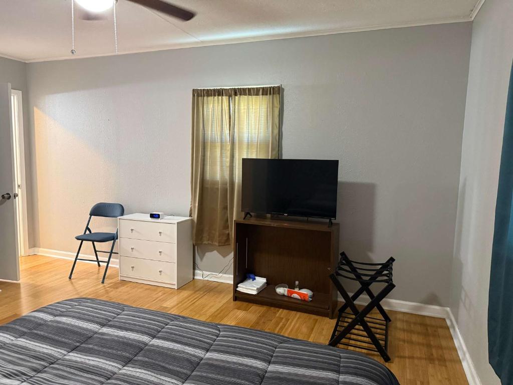 Μια τηλεόραση ή/και κέντρο ψυχαγωγίας στο Serene Bayou Retreat - Spacious Family Home