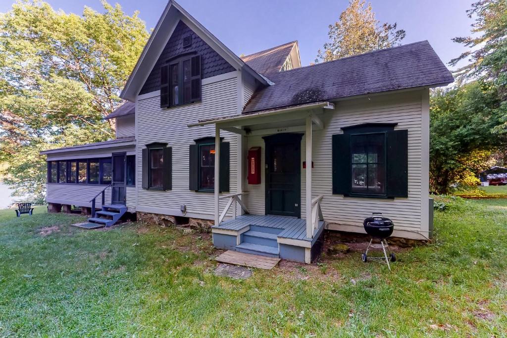 Casa blanca pequeña con porche y parrilla en Garden Island's Birch, en Charlotte