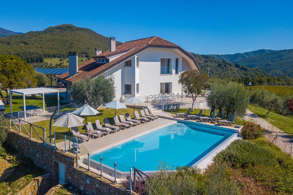 einen externen Blick auf eine Villa mit einem Pool in der Unterkunft Amazing Villa Chimera White View Pool&Gym - Happy Rentals in Arezzo