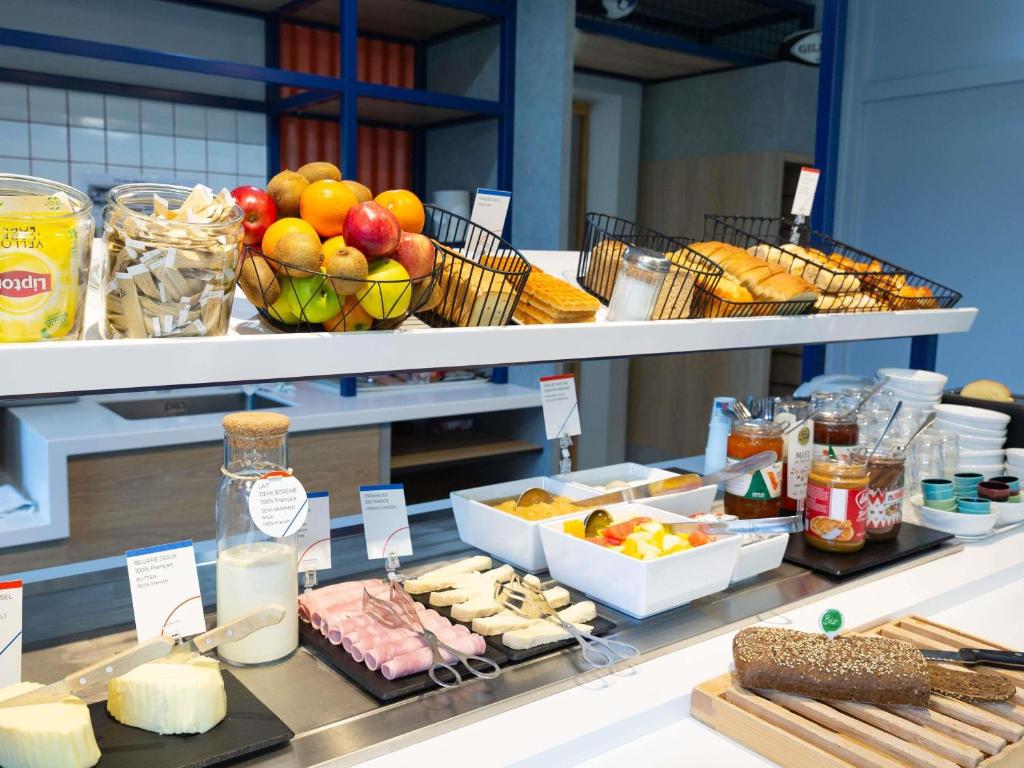 um buffet com muita comida em exposição em ibis budget Tours Sud em Chambray-lès-Tours