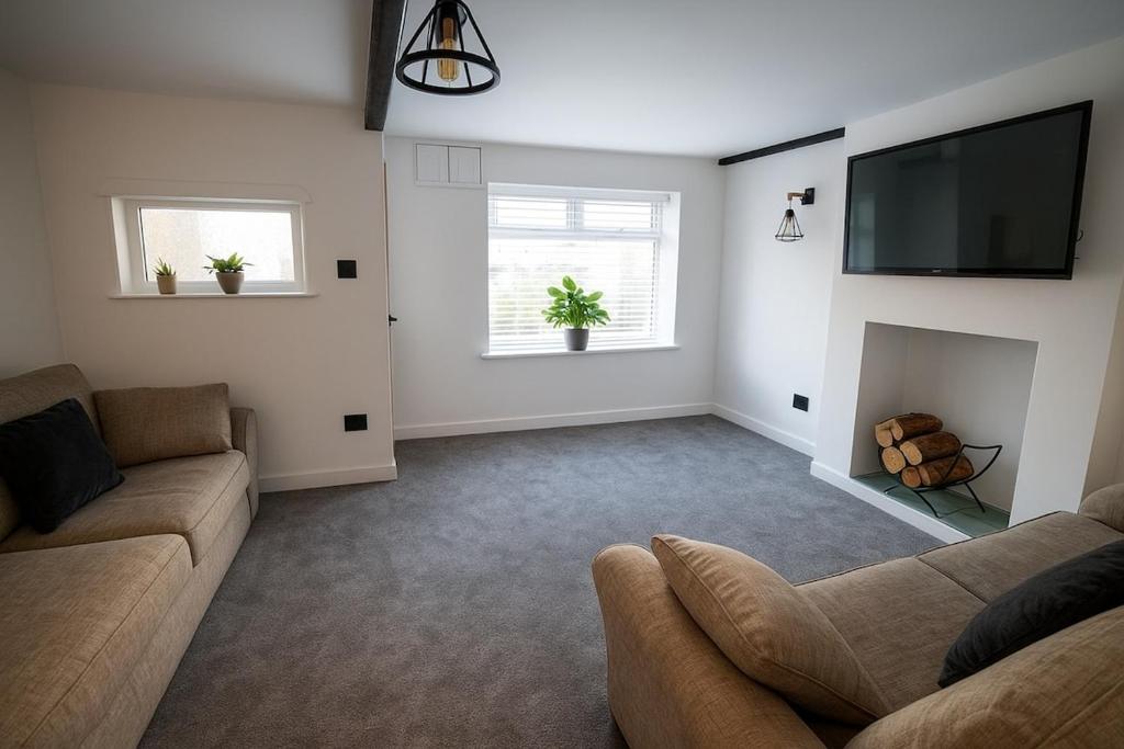 ein Wohnzimmer mit Couch und Kamin in der Unterkunft Cottage in Seaton in Siddick