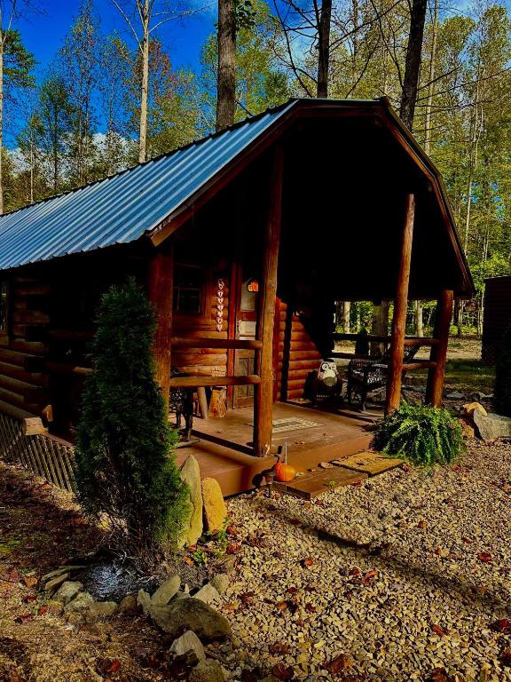 a log cabin with a gambrel roof at The Raven in Cosby