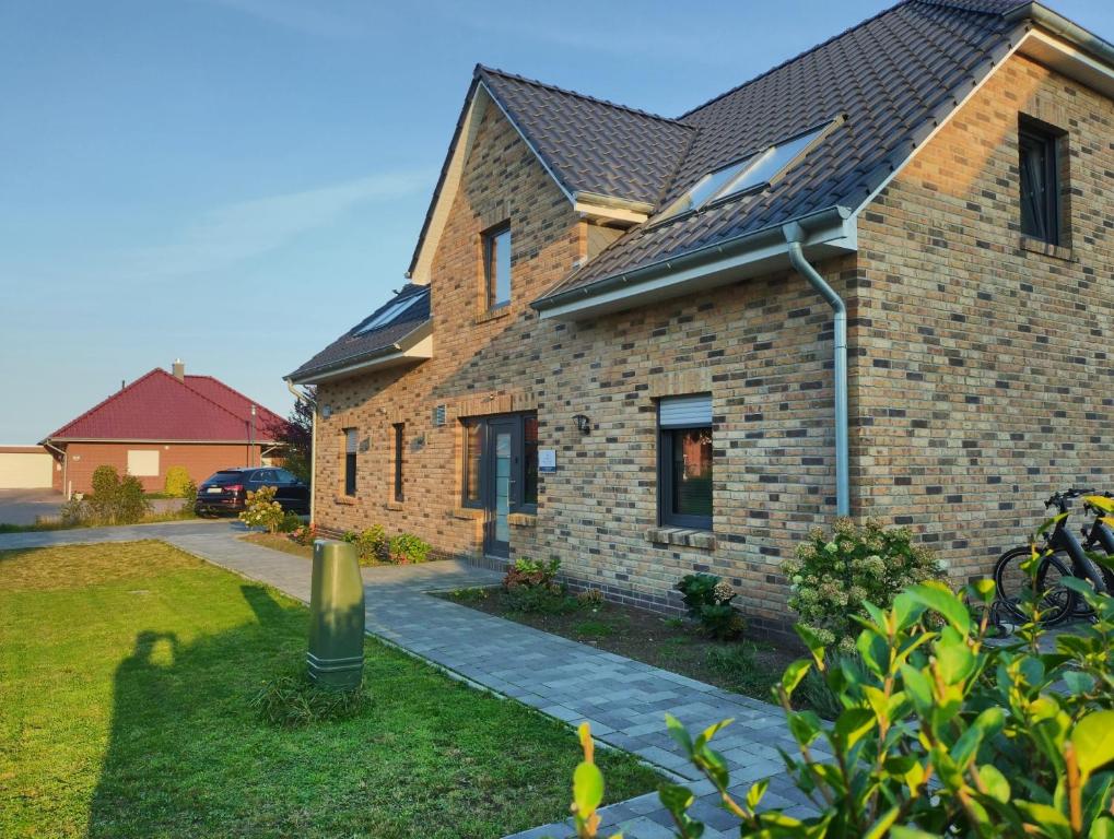 a brick house with a solar roof at Habbo's Kojen in Neuharlingersiel