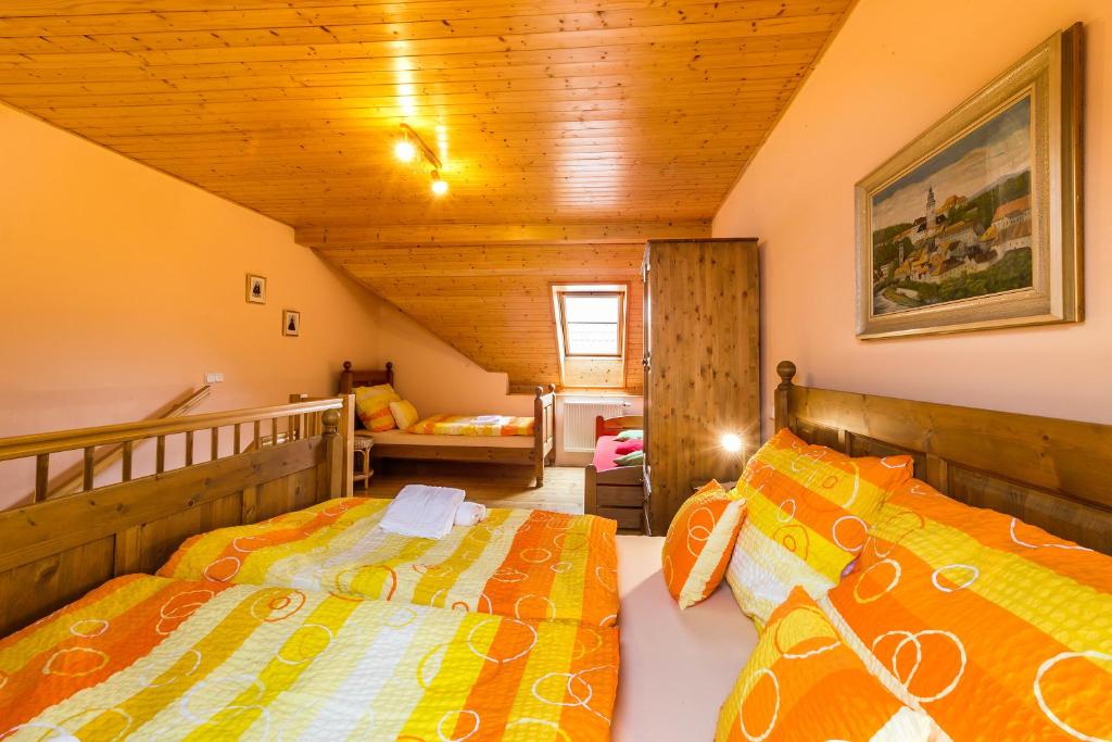 2 camas en una habitación con ático en Apartmán Vyšný, en Český Krumlov