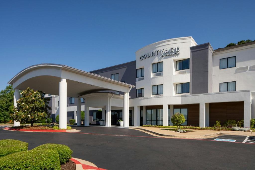 a hotel building with a parking lot in front of it at Courtyard Texarkana in Texarkana - Texas