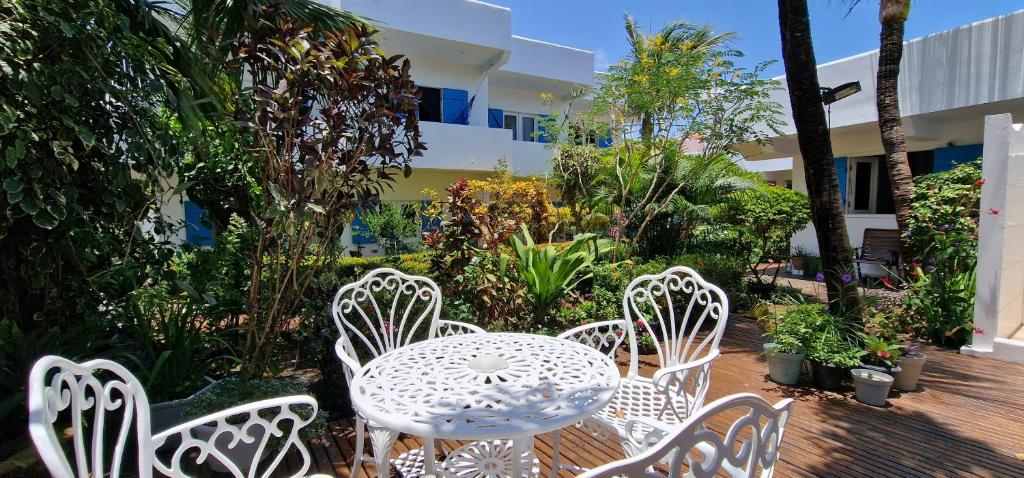 una mesa blanca y sillas frente a un edificio en Pousada Caminho da Praia, en Jericoacoara