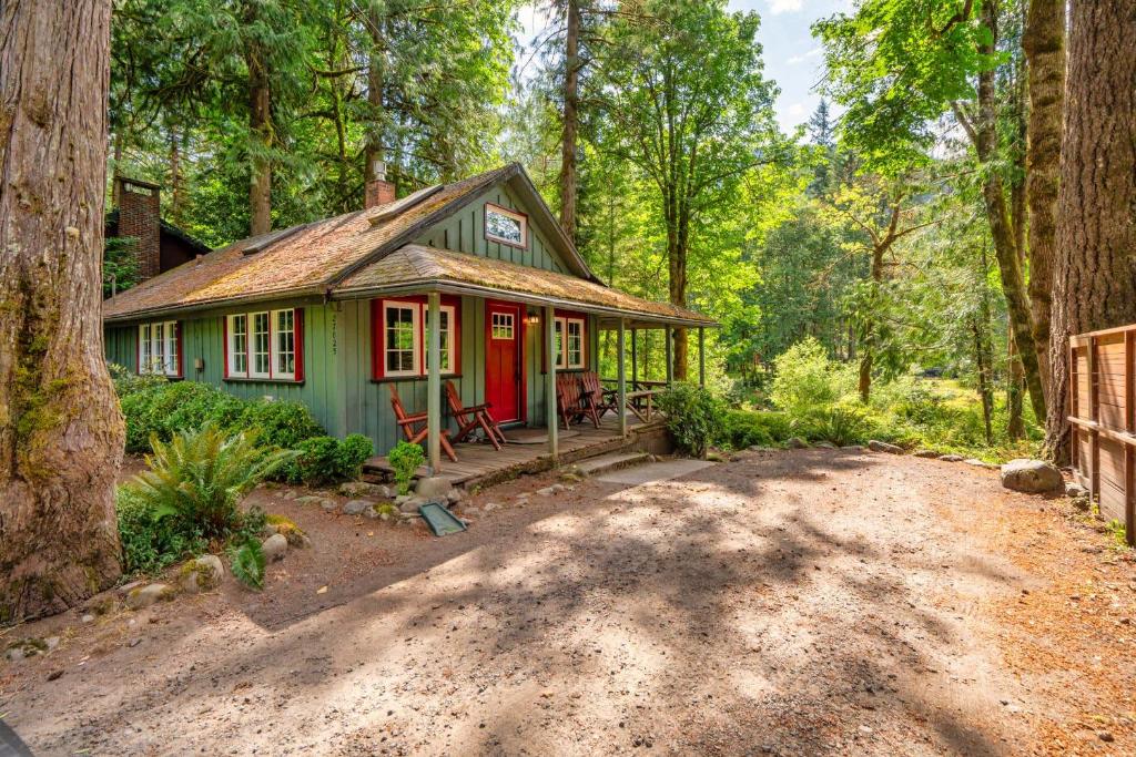 WelchesにあるRiverfront Retreat - Mt Hood Views Sleeps 4の森の真ん中にある小さな家