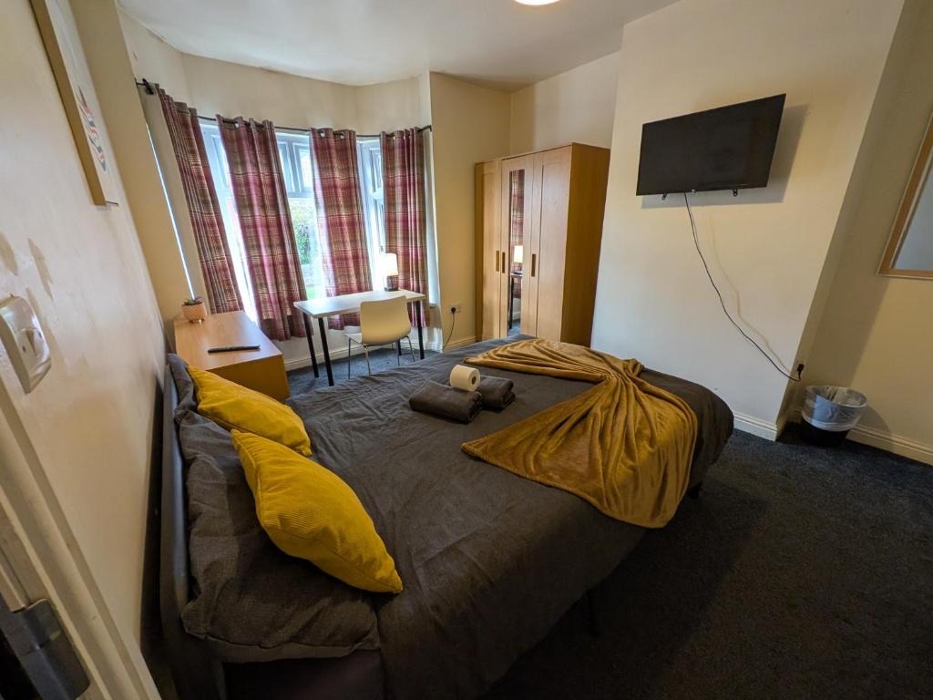 une chambre avec un lit avec un ours en peluche dessus dans l'établissement Stay Sleep Rest - Firth Park, à Wincobank