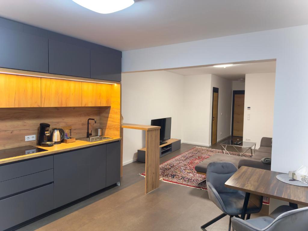 een keuken en woonkamer met een tafel en stoelen bij Ferienwohnung in der Grafschaft- Nähe Bonn, Ahrtal 