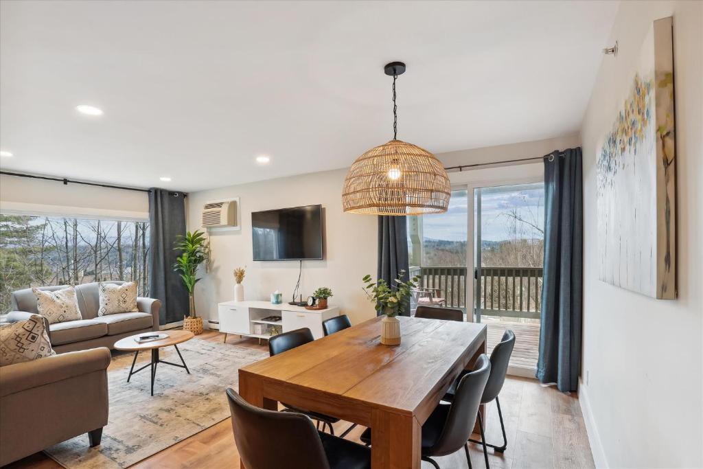 Μια τηλεόραση ή/και κέντρο ψυχαγωγίας στο Mountainside Condo E101