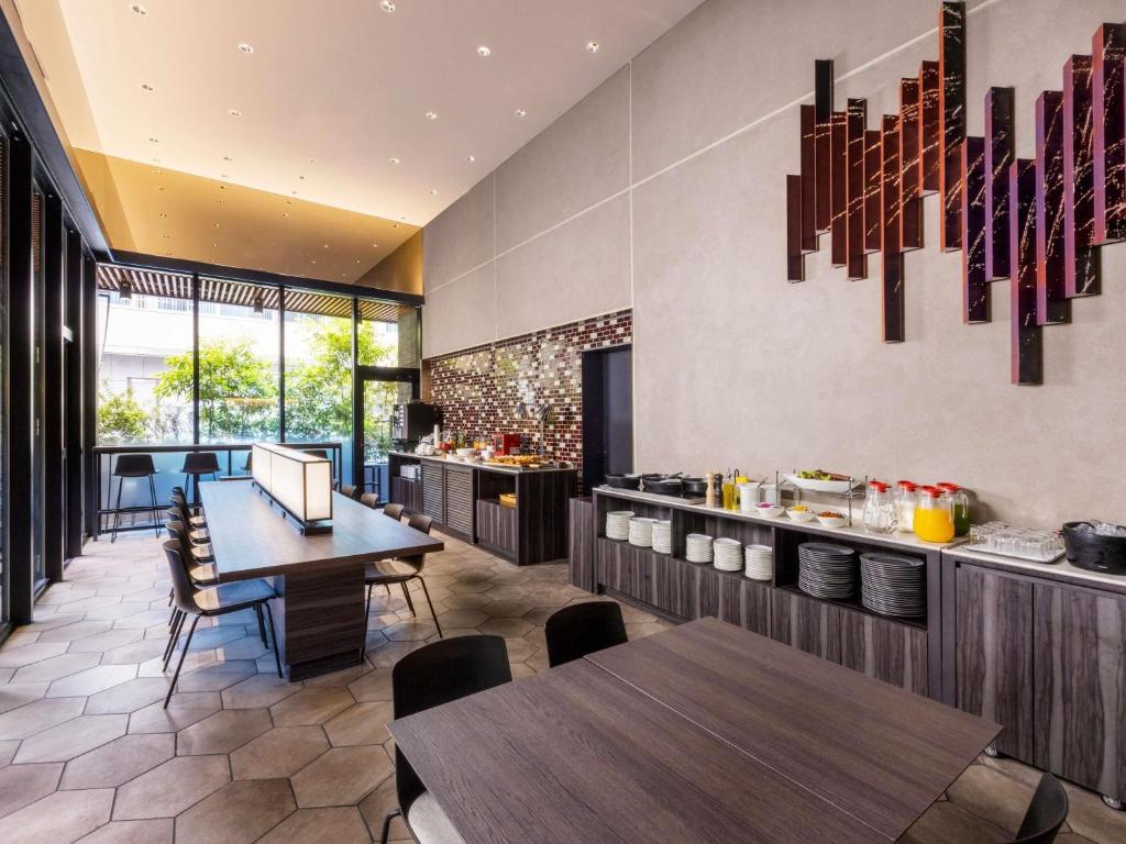 Un comedor con mesa y sillas en ibis Styles Tokyo Ginza East, en Tokio