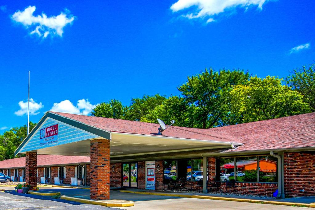 un bâtiment avec un auvent en haut dans l'établissement Hotel Arthur by OYO Glenwood Hwy 34, à Glenwood