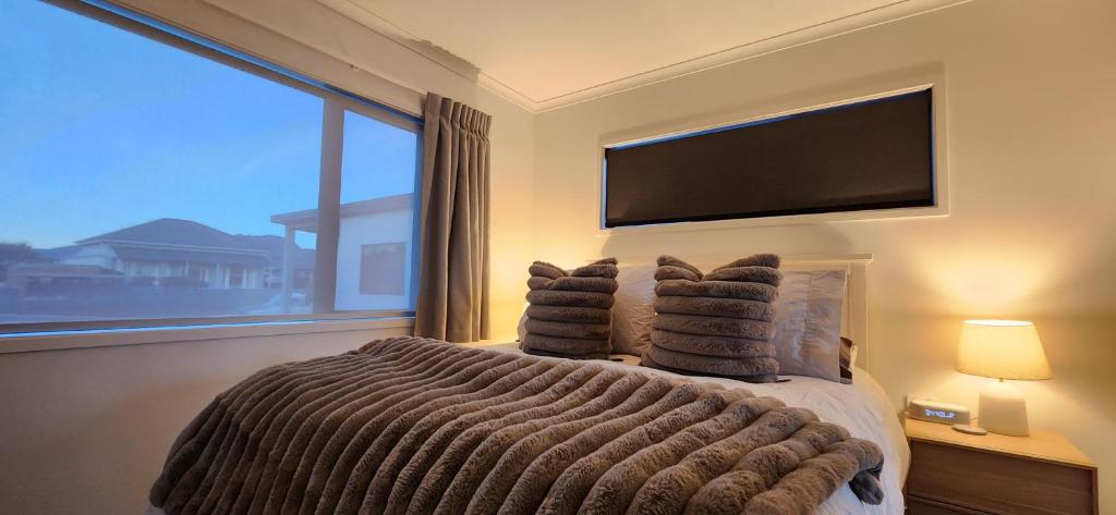 Un dormitorio con una cama grande con una ventana grande. en Central Studios, en Westport