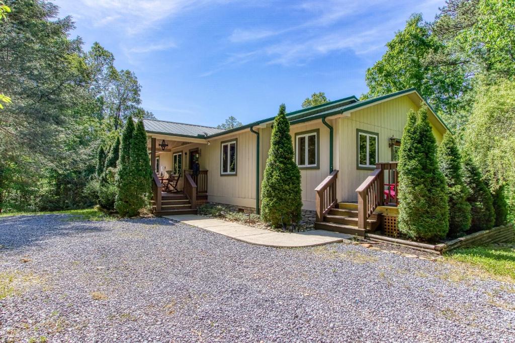 a house with a driveway and trees at Memorable "Deer & Doe" by HoneyBearCabins 4BR 3BA, Mountain View Deck, Farmhouse Decor, Fireplace, 3 Acres in Sevierville