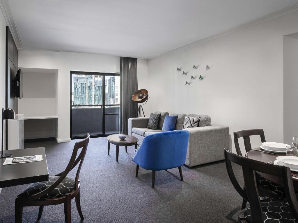 Mantra on Russell - Resim 4