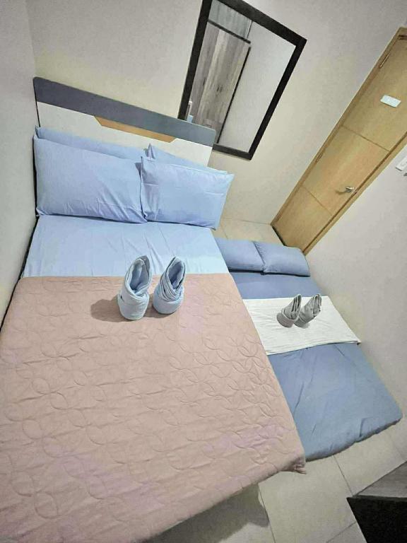 Postel nebo postele na pokoji v ubytování Staycation Near Mall of Asia