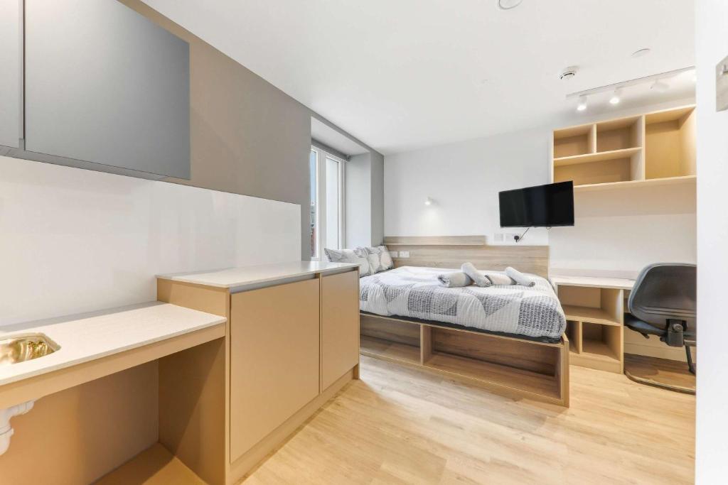 ein kleines Schlafzimmer mit einem Bett und einem Schreibtisch in der Unterkunft Accessible Studio In Central Leeds in Central Station