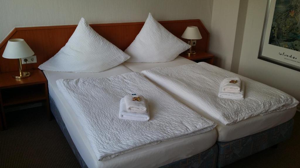 Postel nebo postele na pokoji v ubytování Hotel Garni Kaiserpfalz