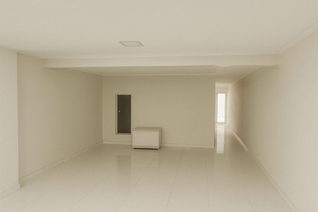 an empty white room with a chair in it at Casa para cop 30 in Belém
