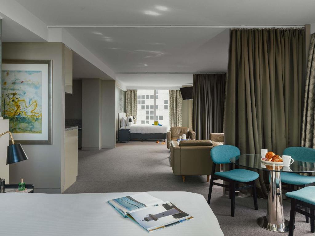 The Olsen Melbourne Art Series - Resim 4