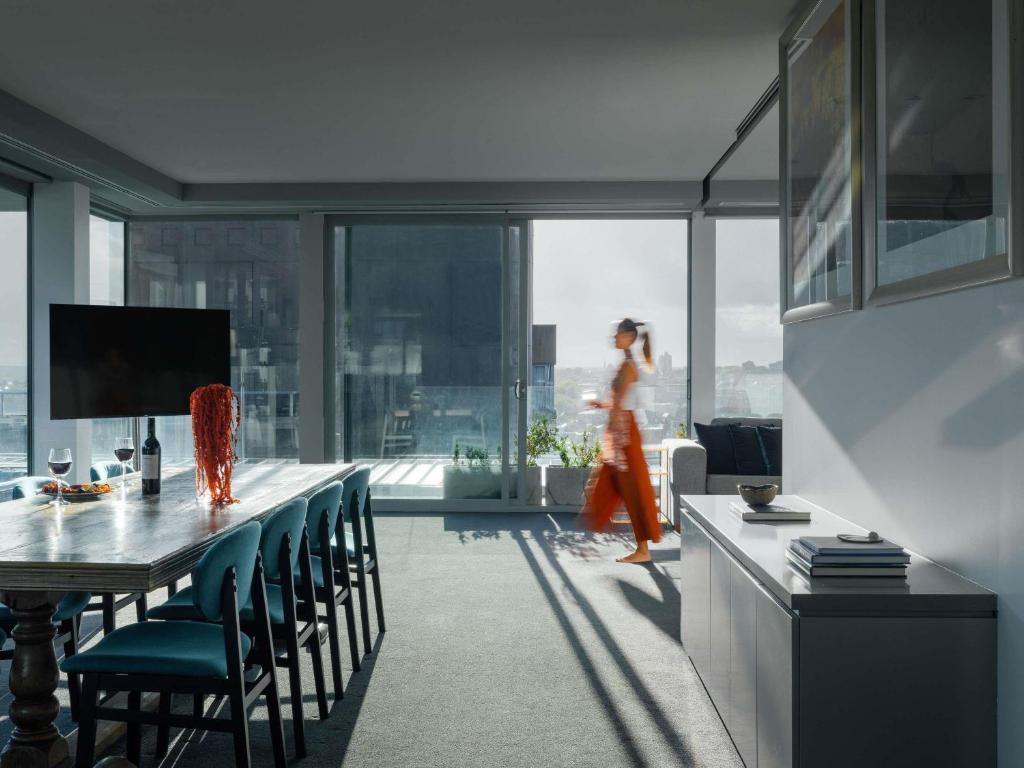 The Olsen Melbourne Art Series - Resim 8