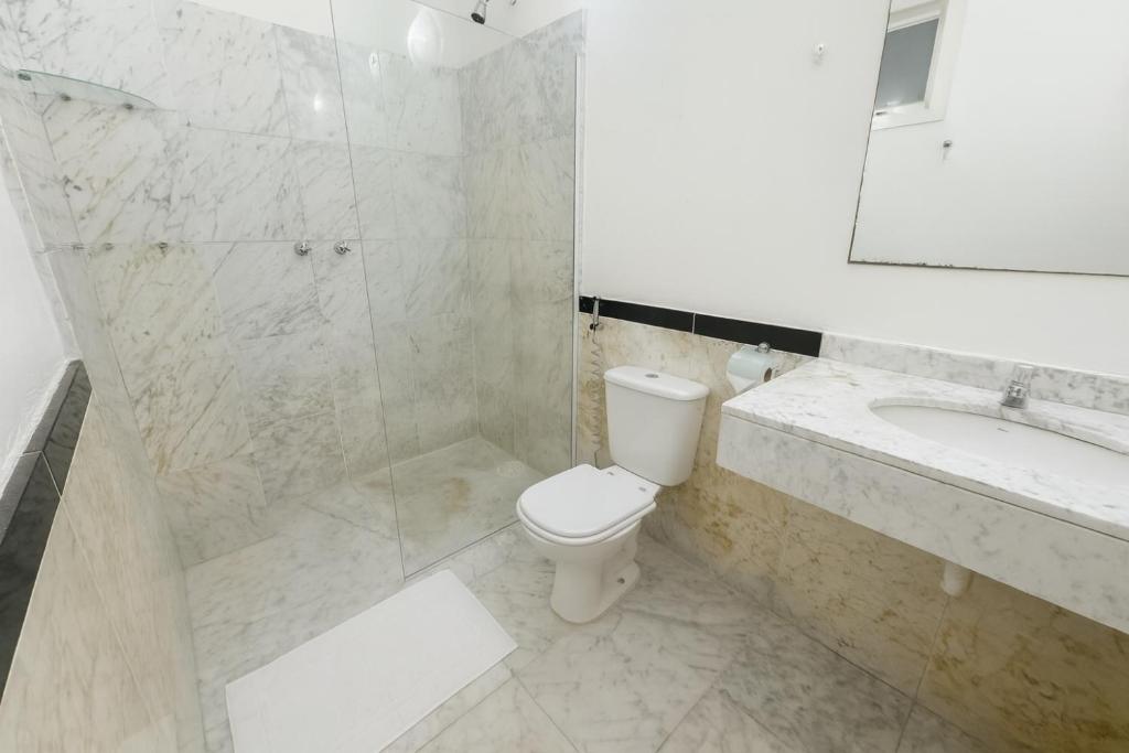 a bathroom with a toilet and a shower and a sink at POUSADA ARUÁ PARATY - ''Novidade'' in Paraty