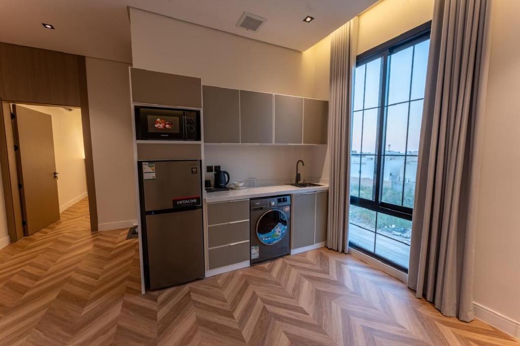 a kitchen with a washer and dryer in a room at فندق نخبة العارض in Riyadh