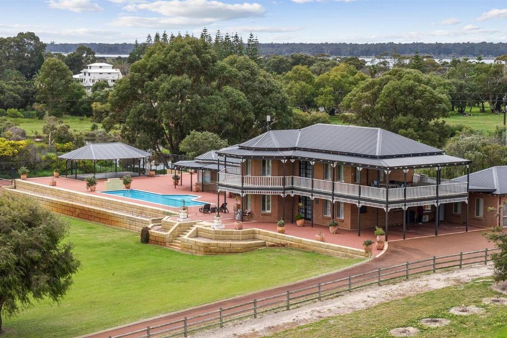 une vue aérienne d'une maison avec piscine dans l'établissement De'Vinceant - The Grand Manor by Wonnerup Beach, à Geographe
