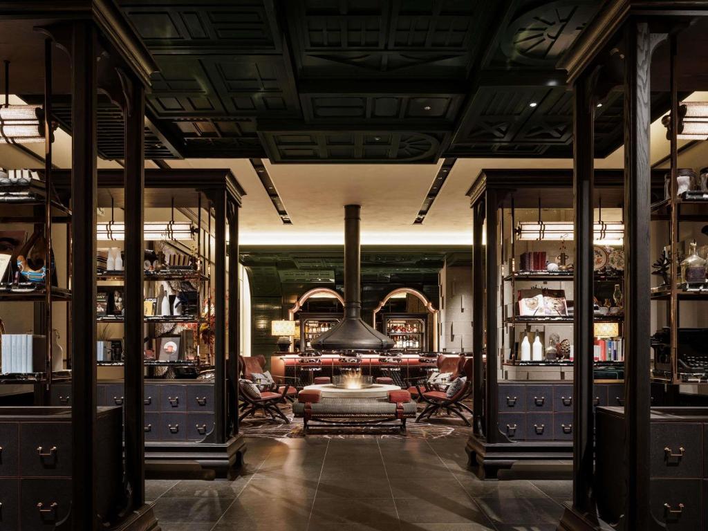 uma sala de estar com um lustre e uma lareira em Hotel Sosei Sapporo MGallery Collection em Sapporo