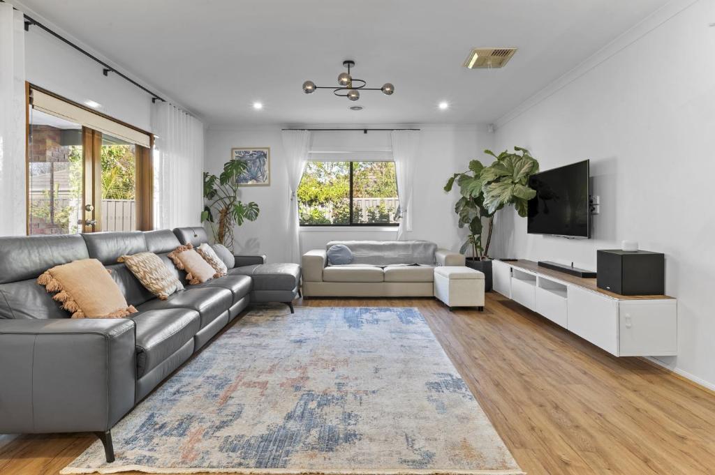 TV a/nebo společenská místnost v ubytování Family Escape with Private Courtyard