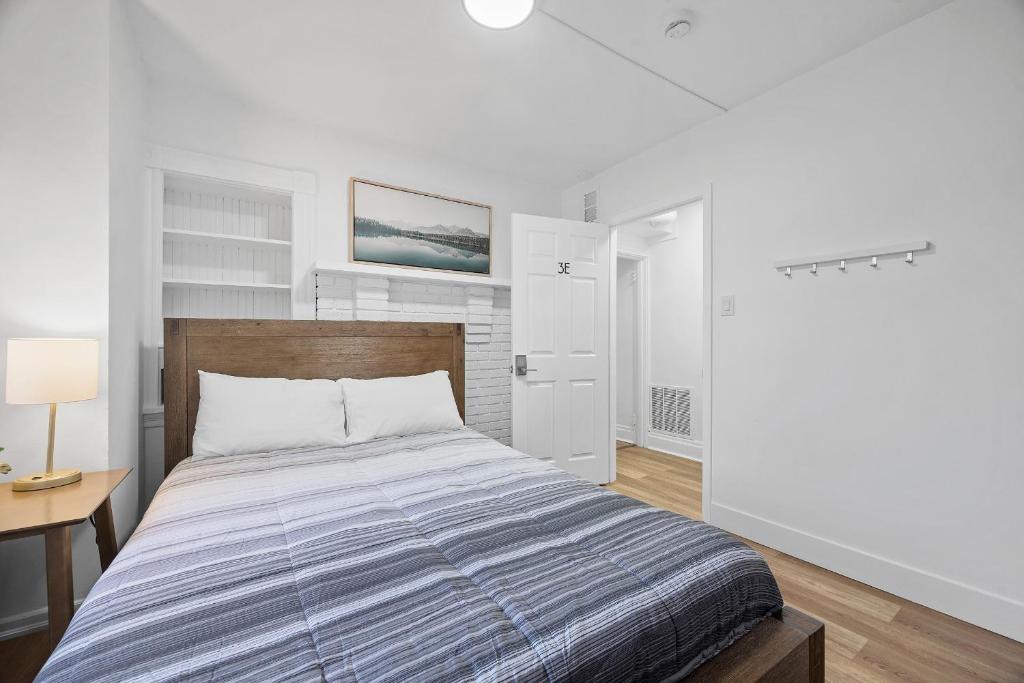 a white bedroom with a bed and a desk at Pittsburgh Shadyside 3E Stylish and Bright Private Bedroom with Shared Bathroom in Pittsburgh