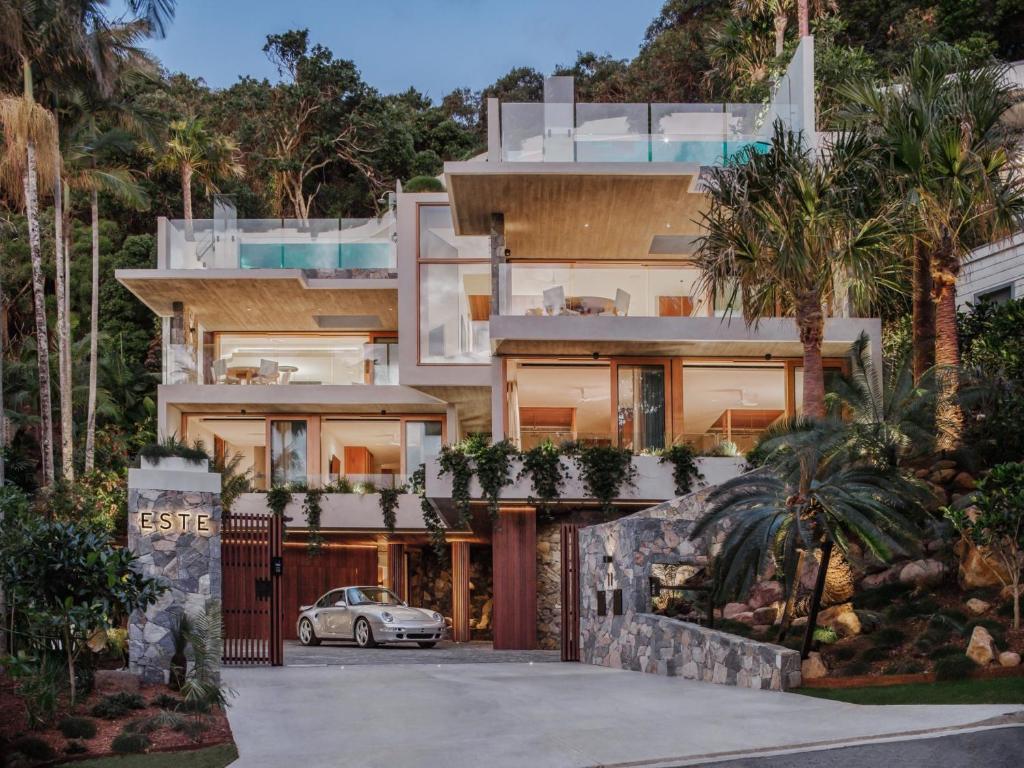una casa con un'auto parcheggiata davanti di Este Estate a Byron Bay