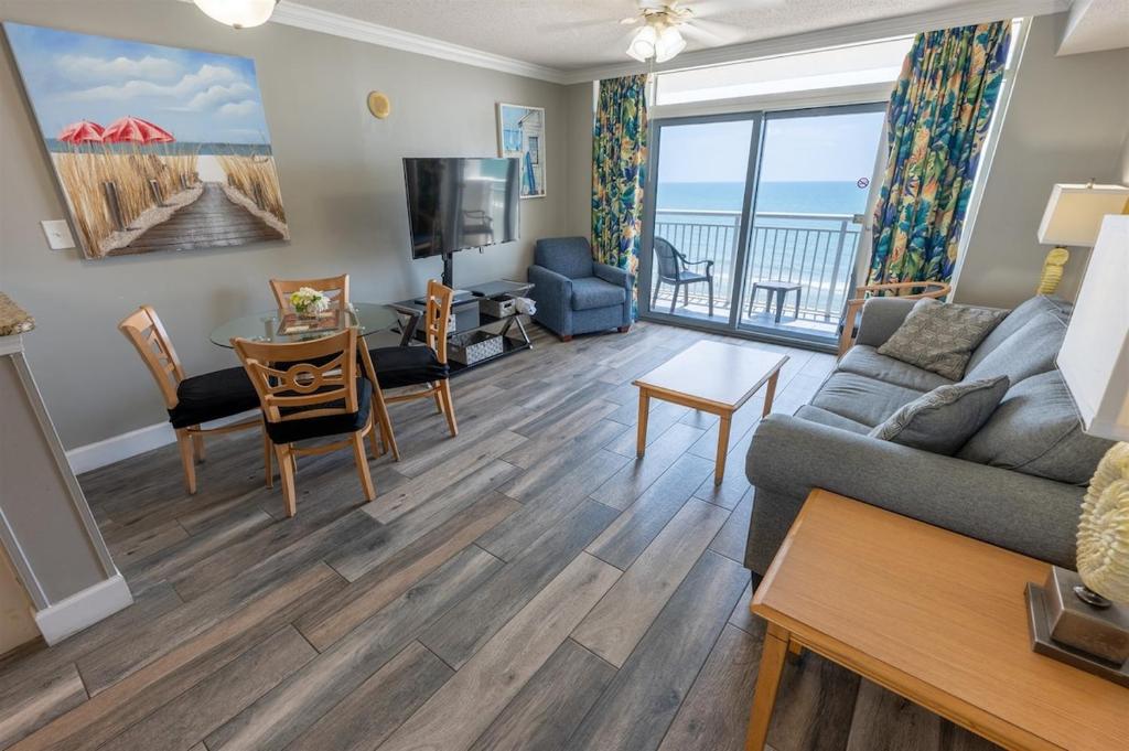 Posezení v ubytování Oceanfront One-Bedroom Condo with Stunning Paradis 9th Floor