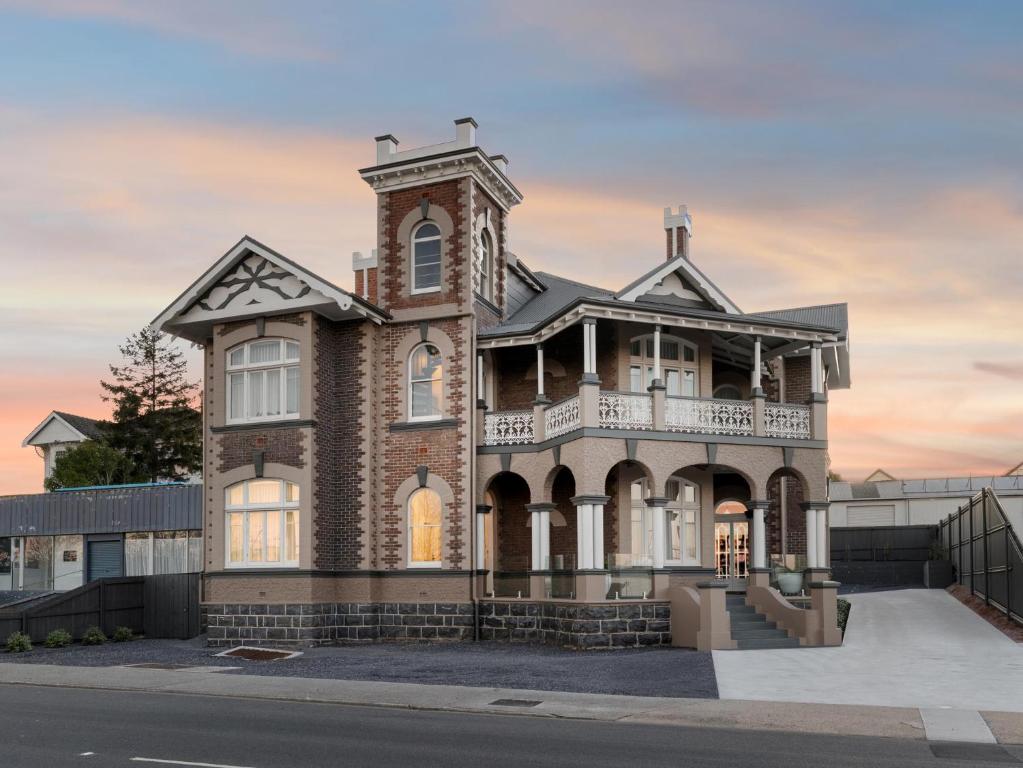 une vieille maison en briques avec une tour dans l'établissement Annie May- Devonport, à Devonport