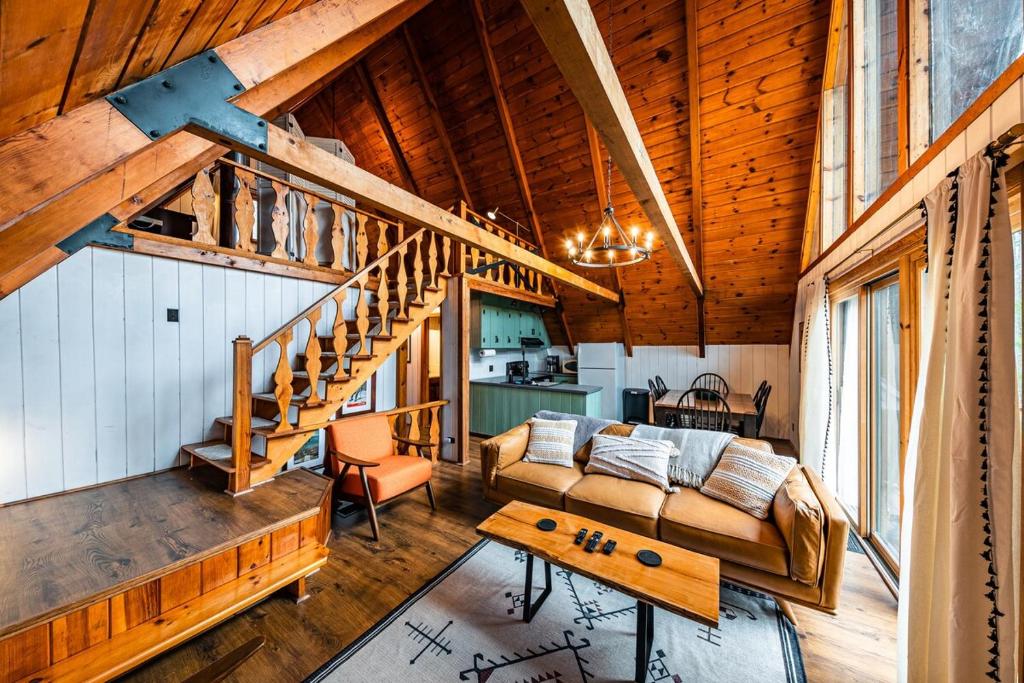 Χώρος καθιστικού στο Nine Sides Lodge- Cozy A-Frame makes base camp for ADK Adventures