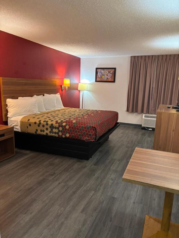 une chambre d'hôtel avec un lit et une table dans l'établissement Econo Lodge Yazoo City, à Yazoo City