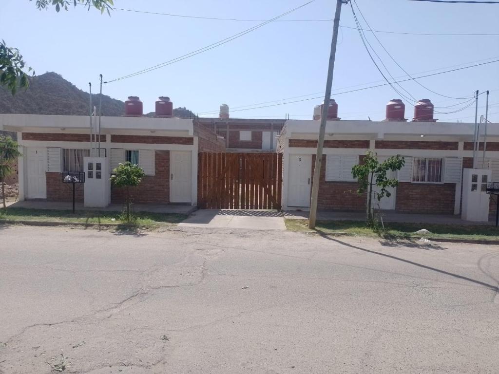 チレシトにあるComplejo Paimán - Alquiler por díaの柵と車道のある古い家