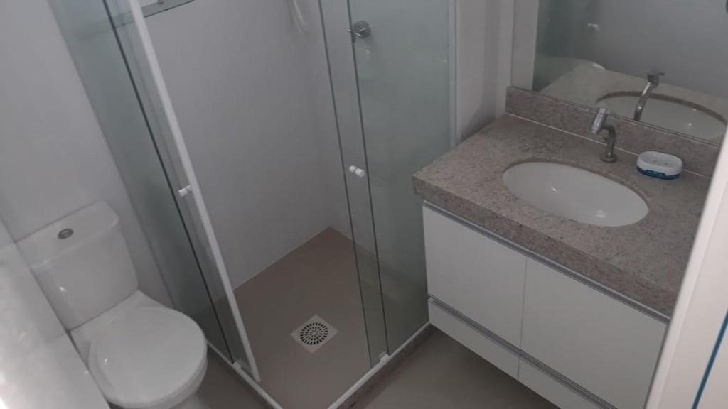 Ένα μπάνιο στο Quarto em Apartamento compartilhado Praia do Morro, Guarapari, Es - 20 m da Praia