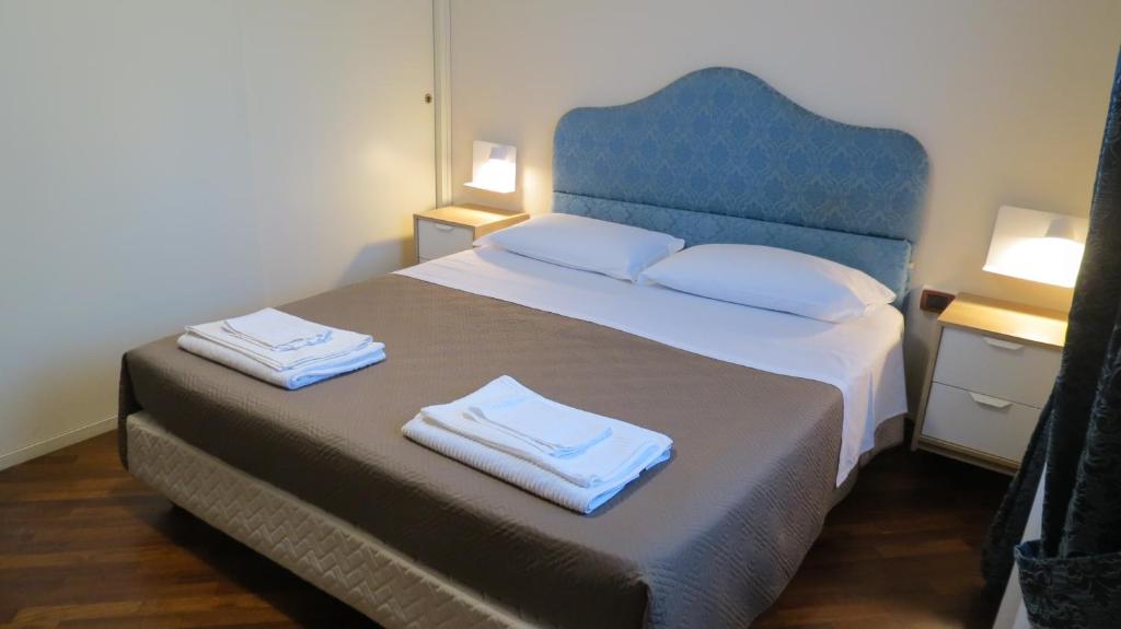 a bedroom with a bed with two towels on it at CASA BATTISTI MESSINA Guest House in centro città, ideale per FAMIGLIE o GRUPPI in Messina