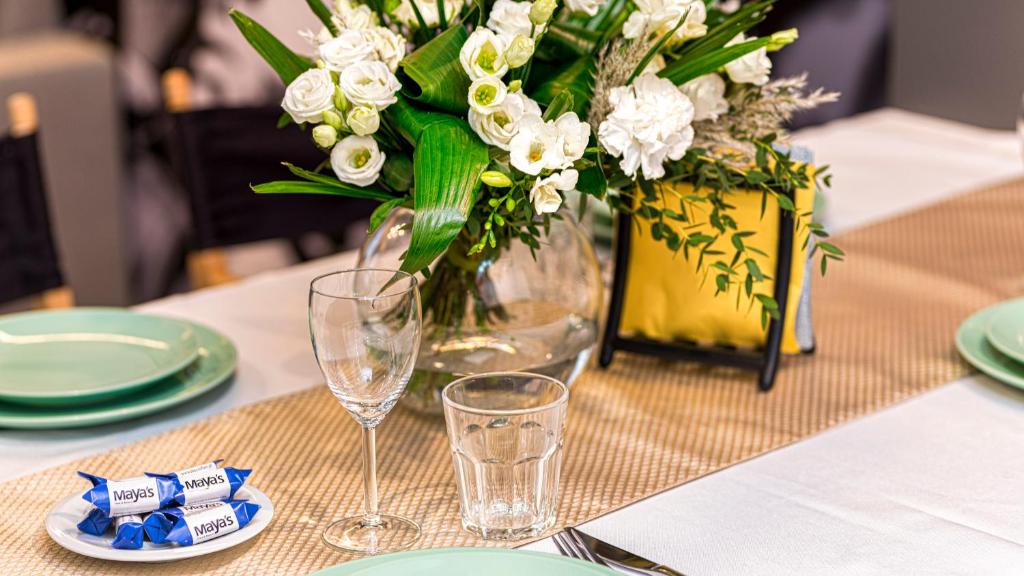 Maya's Flats & Resorts 24 - Hollywood - Resim 36