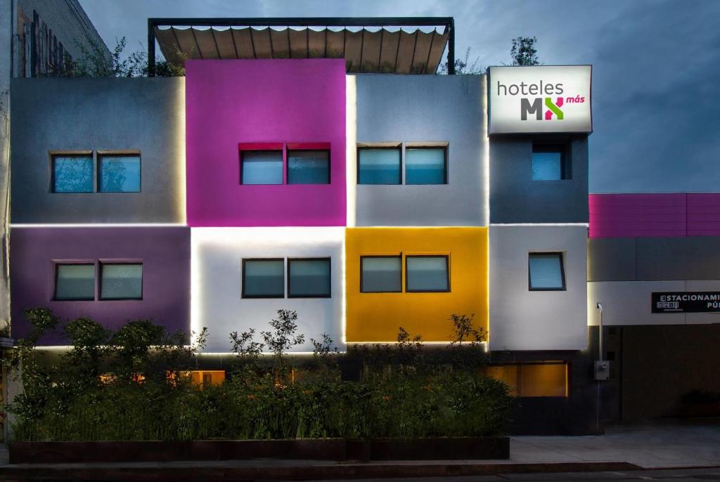 een gebouw met gekleurde ramen en een bord erop bij Hotel MX mas roma CDMX, Trademark Collection by Wyndham in Mexico-Stad