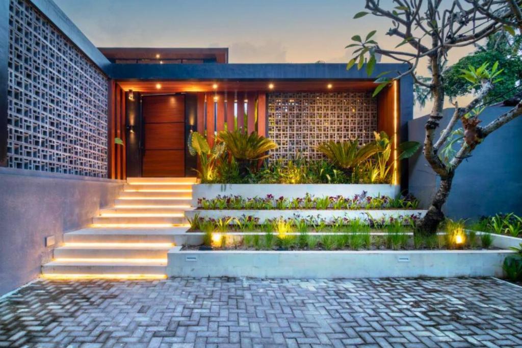 Үй қызметкерімен жыныстық қатынас