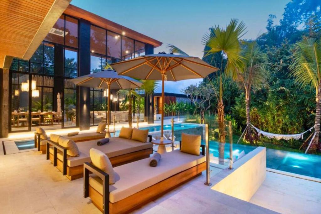 Қыз құлықсыз болды, бірақ бәрібір көнді.